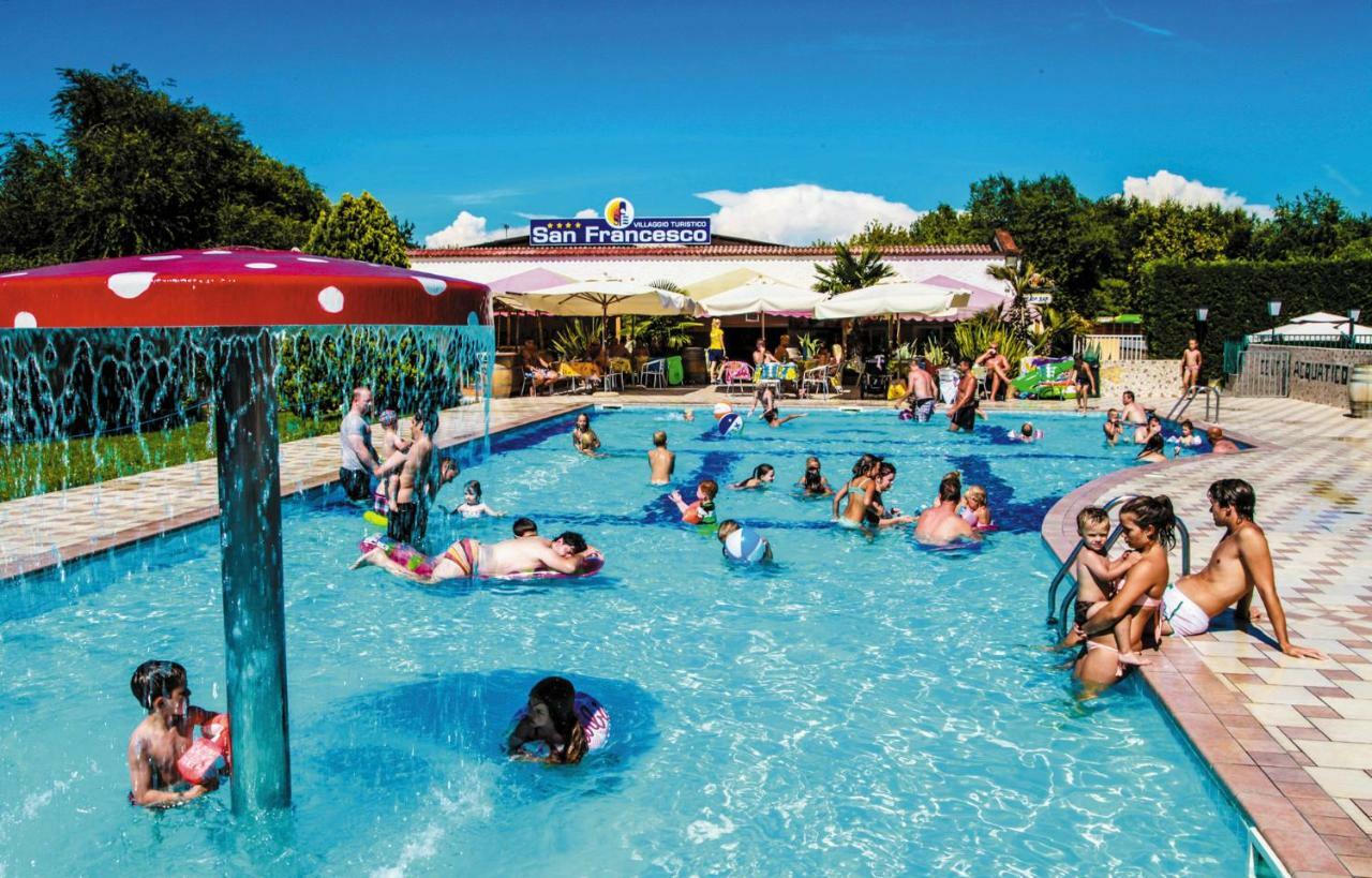 Victoria Mobilehome In Centro Vacanze San Francesco Duna Verde Bagian luar foto